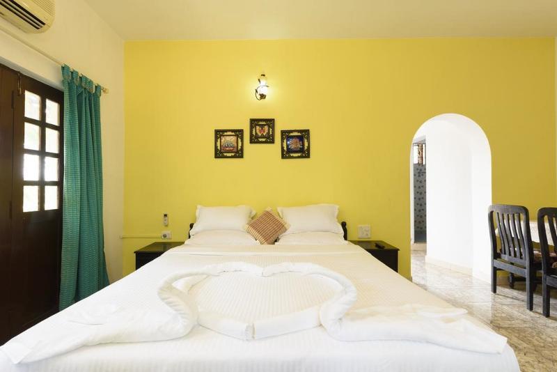 Oyo 13311 The White Feather Hotel Мандрем Екстериор снимка